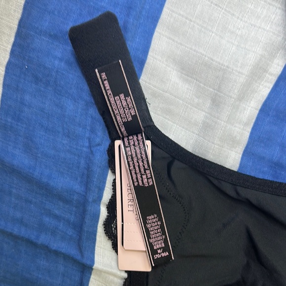 Elegant Black Bras with Adjustable Straps and Molded Cups - Picture 8 of 12